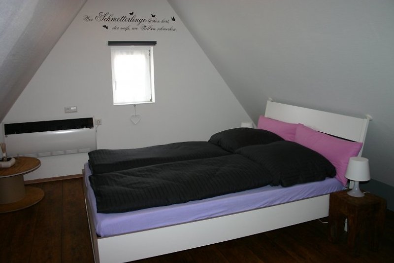 Romantisches Giebelzimmer mit französischem Bett 140 x 200 cm 