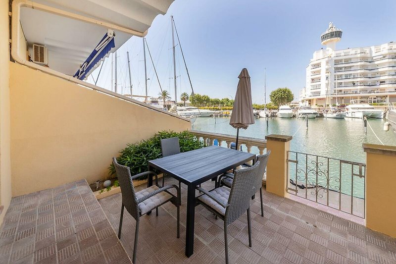 Terrasse mit Blick auf den Kanal