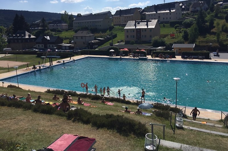 Openluchtzwembad Klingenthal op 8 km van de hut.