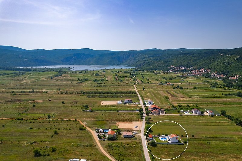 Villa Anja is located in Donji Proložac, a very quiet and unspoiled part of the village