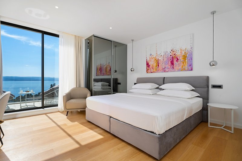 Schlafzimmer Nr. 3 (27 m2) mit einem Super-Kingsize-Bett 210 x 200 cm, TV, Klimaanlage