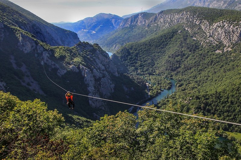 Sie können auch eine Seilrutsche über dem Canyon des Cetina-Flusses ausprobieren.