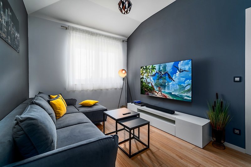 Großer Flachbildfernseher, Soundbar, PS4 und bequemes Sofa