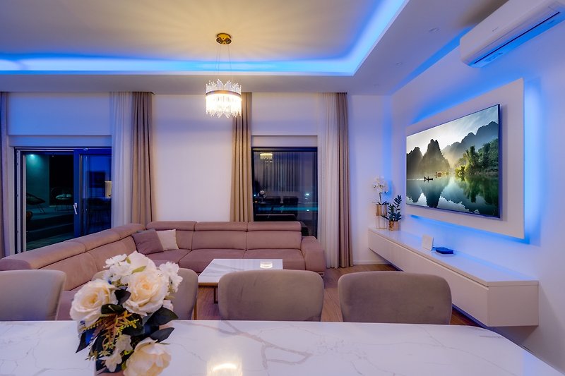 Wohnzimmer mit Sofa, Flachbild-TV, alles klimatisiert
