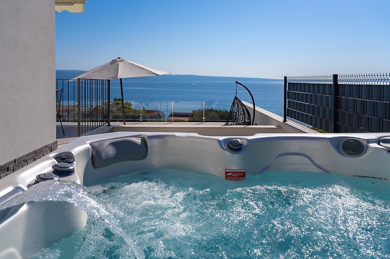 Magnificent and spectacular views from the private hot tub.