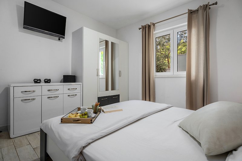 Ein Schlafzimmer Nr. 1 (11 m2) mit Queensize-Bett 160 cm x 200 cm, Klimaanlage, TV