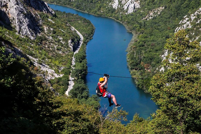 Seilrutsche über dem Fluss Cetina, eine von vielen Aktivitäten, die Sie ausprobieren können
