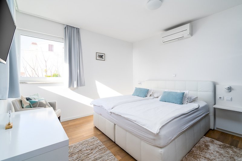 Schlafzimmer Nr. 4 mit Doppelbett 180x200, en-suite Badezimmer, TV, Klimaanlage, Meerblick