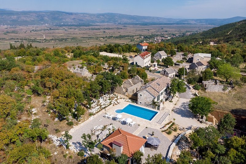 Villa Lugareva is settled on a land plot of 1.180 sqm and offers a total of 170 sqm living space, offering a lot of different areas