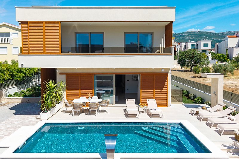 Willkommen in der Villa San Pietro, einer atemberaubenden brandneuen Luxusvilla, die Komfort und Stil neu definiert