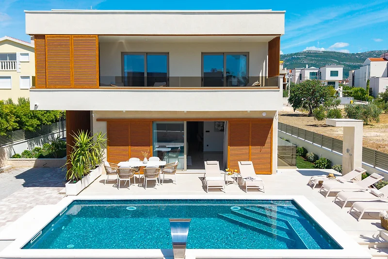 Willkommen in der Villa San Pietro, einer atemberaubenden brandneuen Luxusvilla, die Komfort und Stil neu definiert