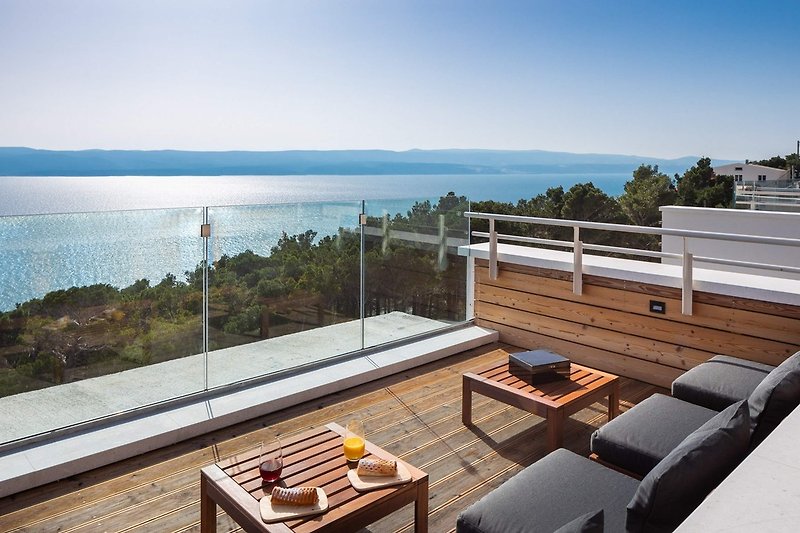 Eine gemütliche Sitzecke mit spektakulärem, erhöhtem Blick auf die Adria, die Küste und die Inseln.