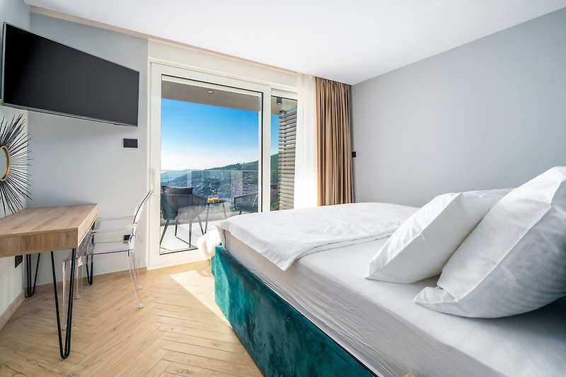 Schlafzimmer Nr.4mit Kingsize-Bett 180cm x 200cm, Smart-TV, Klimaanlage, begehbarem Kleiderschrank