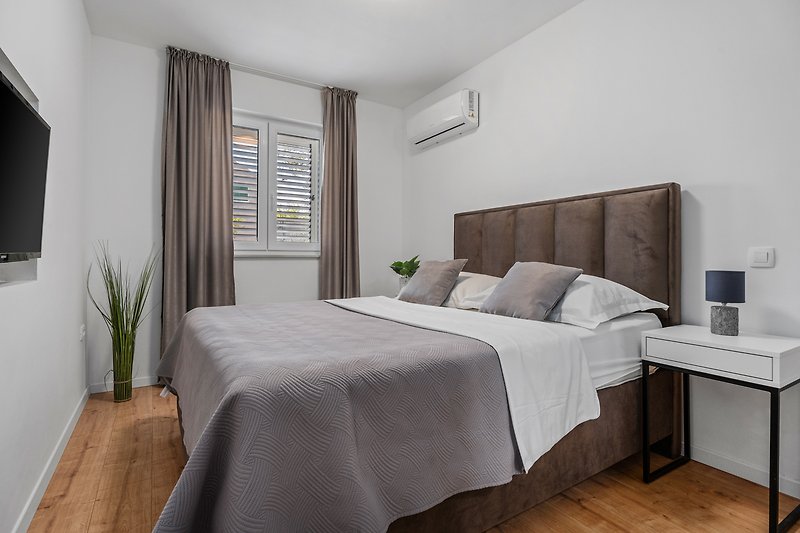 Schlafzimmer Nr. 1 (10,5 m2) mit einem Doppelbett (160 x 200 cm), TV, Klimaanlage