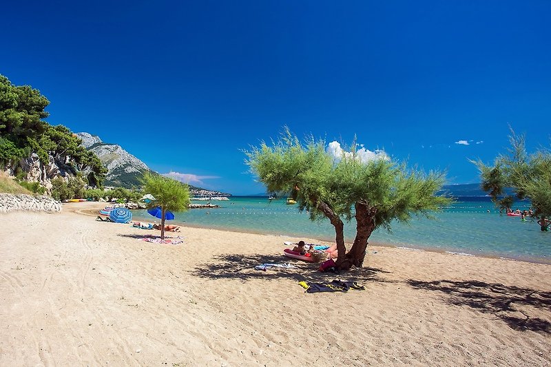 Kleine, mediterrane Stadt Omis mit vielen tollen Sand- und Kiesstraenden