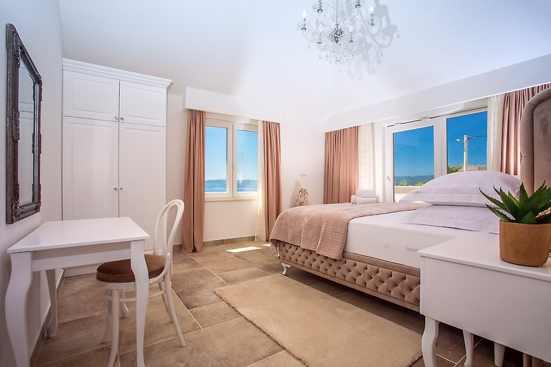 Schlafzimmer No4 bietet Kingsize-Bett 180x200cm, TV, A / C