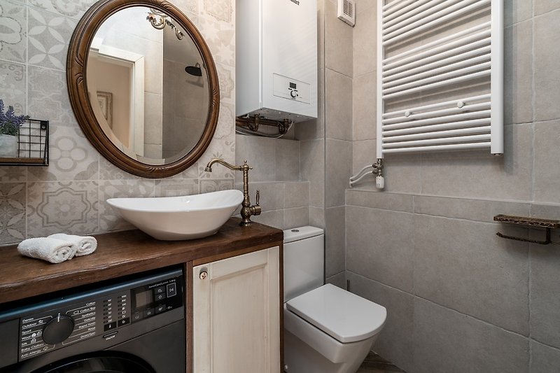 Family bathroom (ground floor) with a shower and a washing machine