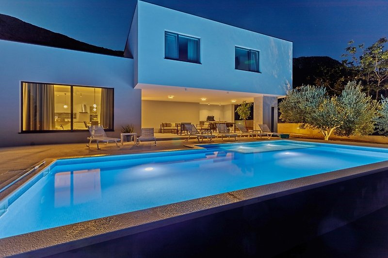 NOVO! Moderna Villa Elia s grijanim bazenom od 40m2, 3 spavaće sobe i pogledom na Split