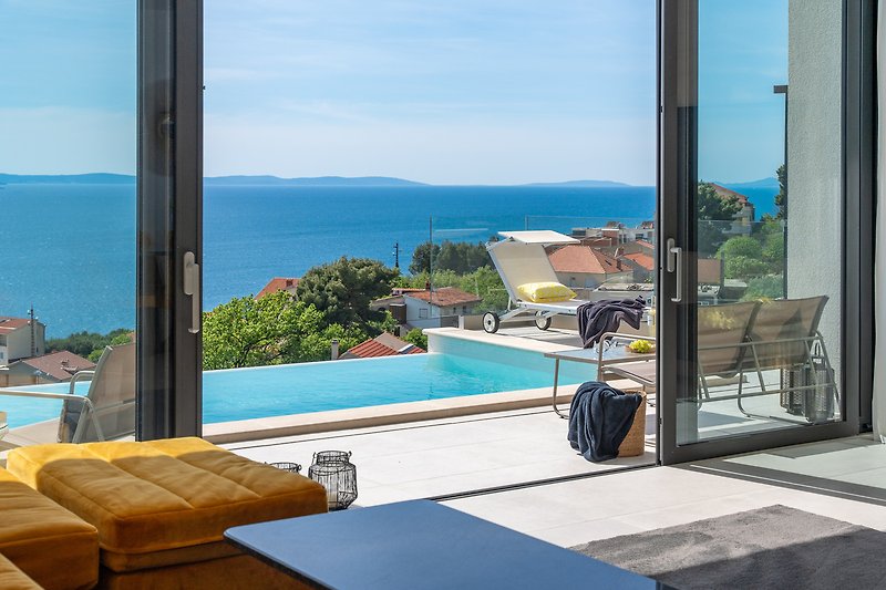 Strandhaus mit Meerblick, Balkon, Pflanzen und Outdoor-Möbeln - perfekt für Entspannung!