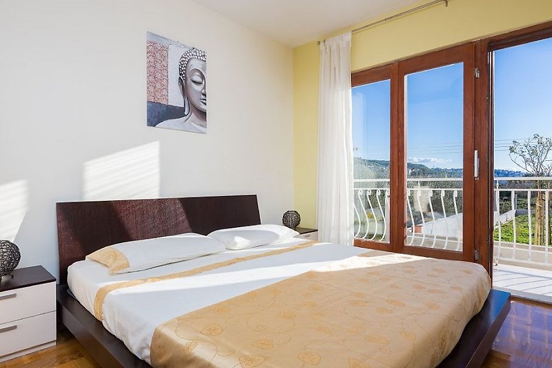 Schlafzimmer Nr. 1, Master-Zimmer, mit Doppelbett (200x180m), und Ausgang zur Terrasse