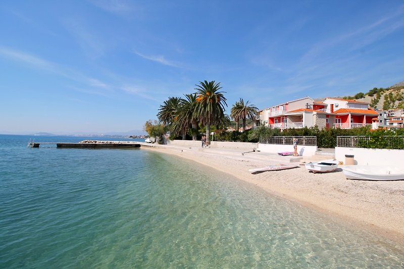 Schöner Strand mit sauberem und warmem Blick und Villa Amor