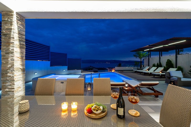 Beautiful summer nights next to the pool and with sea view