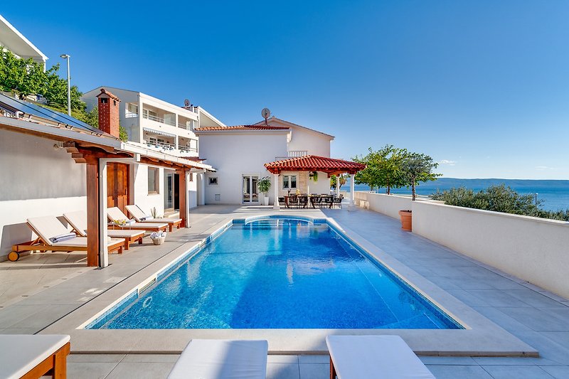NEU! Seaview Villa MaToLi mit beheiztem 50qm Pool und 4 Schlafzimmern, nahe der Stadt Split (10km)