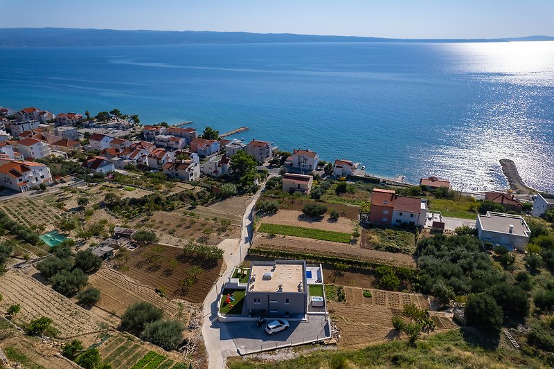 Marked position of the villa, only 200m from the beach.