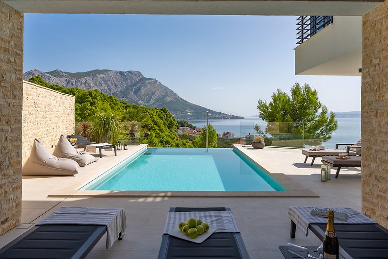 Die Deluxe Villa Nitia mit 4 Schlafzimmern ist eine sehr stilvolle und hochwertige Villa mit offenem Meer- und Bergblick