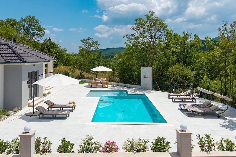 Villa Angela – Ihr stilvoller Familienurlaub mit beheiztem Privatpool und Unterhaltung für Groß und Klein