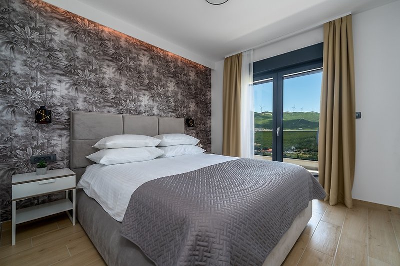 Bedroom NO2 (12,5sqm) with queen size bed 160cmx200cm