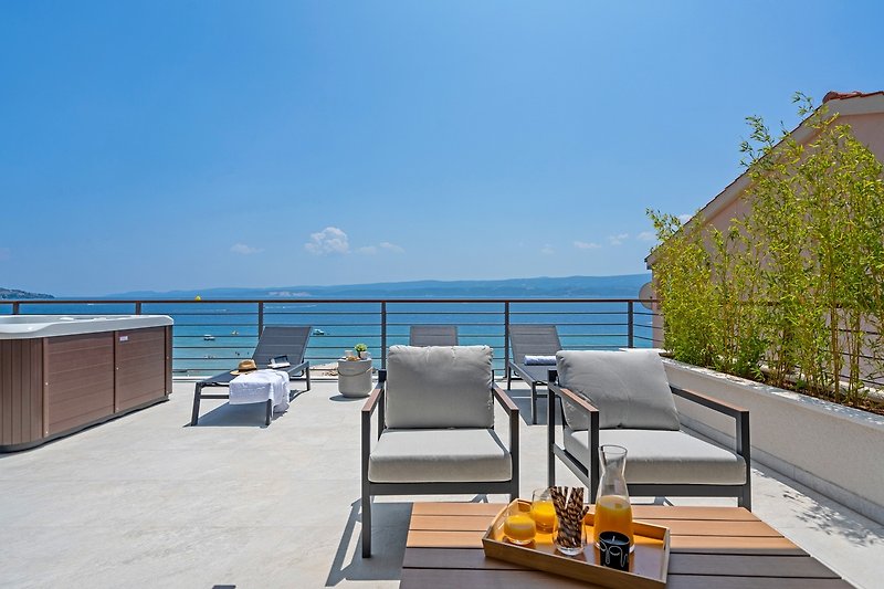 A spacious sun deck area , this would be a perfect spot for lazy evenings with a glass of wine.