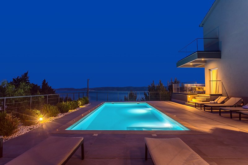 Privater 32 m² großer Pool mit 7 bequemen Liegestühlen und Blick auf das offene Meer