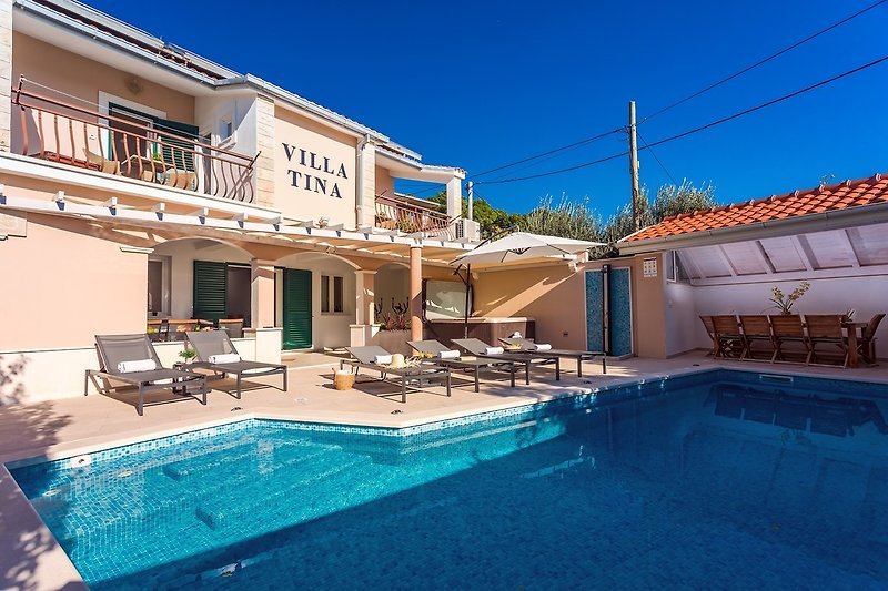 Villa Tina ist eine komfortable und vollklimatisierte Unterkunft für 12 Personen. Bietet einen 24 m² großen Pool, einen Whirlpool, 6 Schlafz