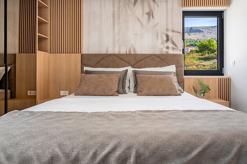 Schlafzimmer Nr. 2 mit Kingsize-Bett 180 cm x 200 cm, TV, Klimaanlage, eigenem Bad mit Dusche (5 m2) und Meerblick