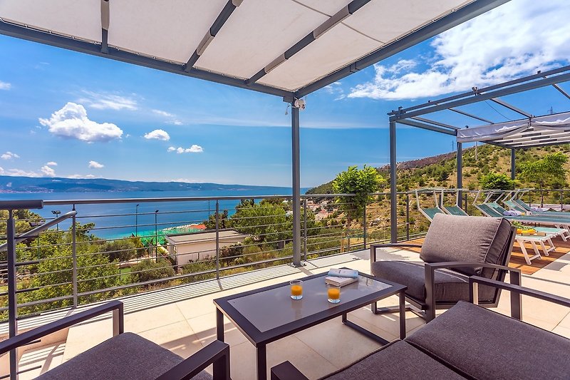 Terrasse mit Lounge mit Meer- und Poolblick