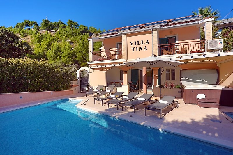 Die Villa Tina ist komplett eingezäunt und befindet sich auf dem 380 m² großen Grundstück. Auf dem Grundstück sind 4 Par