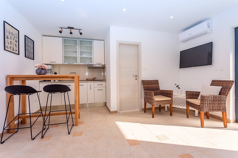 Es gibt auch eine Sommerküche mit einer Lounge-Ecke mit einem TV und einem Familienbadezimmer mit Dusche.