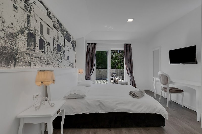Spavaća soba 3: Jugoistok, bračni krevet (180×200), en-suite kupaonica s tušem