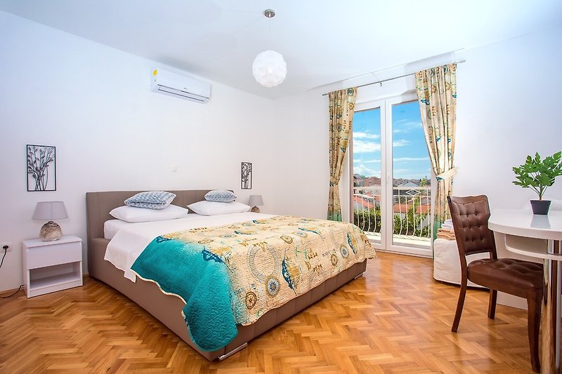 Schlafzimmer Nr. 3 mit 160x200 Bett, Klimaanlage und Terrasse mit Meerblick, 2. Stock