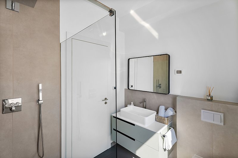 A family bathroom (4,6 sqm) with a shower and a toilet