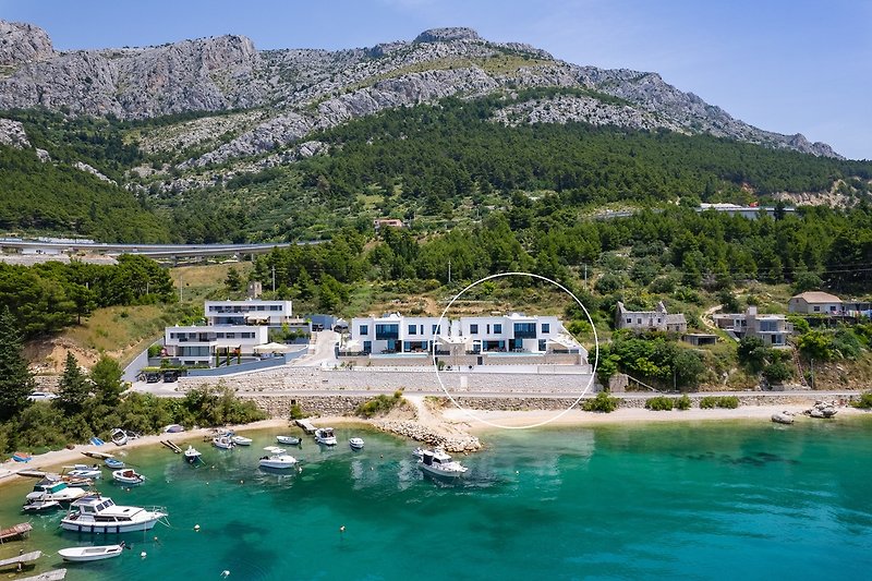 Villa Nina is located above pebble beach in Brzet, the nearest restaurant is 100m away