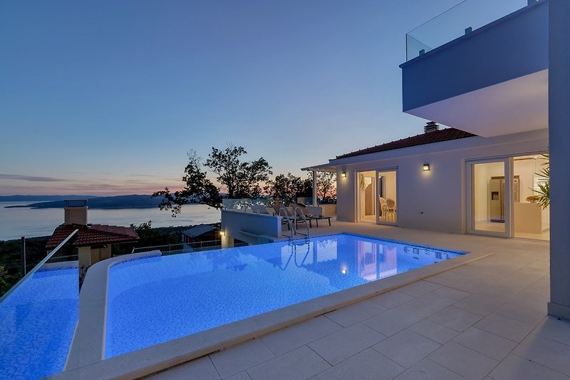 Luksuzna Villa Prestige s grijanim bazenom, hidromasažnom kadom, finskom saunom, teretanom, kupaonicama, pogledom na more