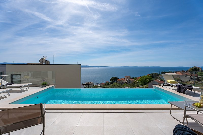 Luxuriöses Anwesen mit Pool und Meerblick - perfekt für Entspannung!