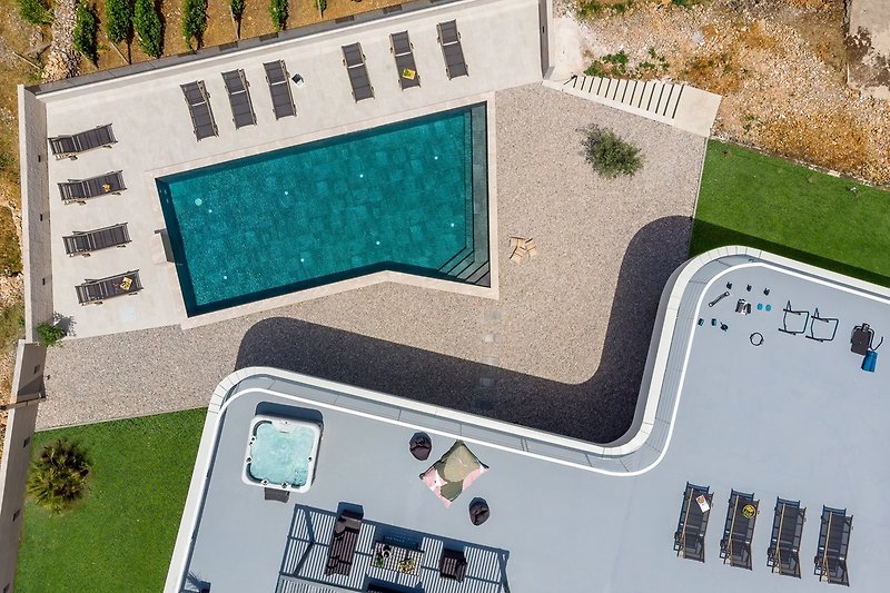 Villa Madre erstreckt sich über 426 m² Wohnfläche auf einem 4130 m² großen, eingezäunten Grundstück