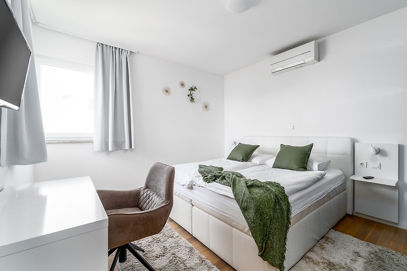 Schlafzimmer Nr. 2 mit Doppelbett 180x200, en-suite Badezimmer, TV, Klimaanlage, Meerblick