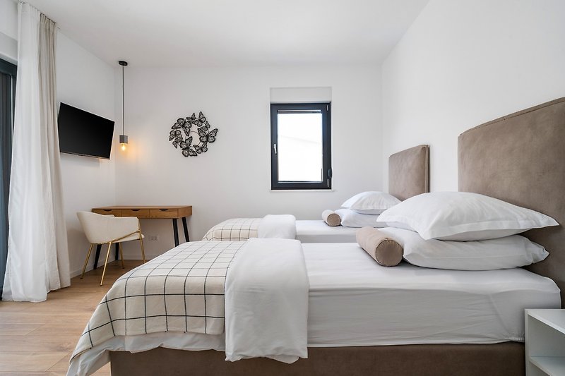 Schlafzimmer Nr. 2 (15,2 m²) mit 2x Einzelbetten, die zu einem Doppelbett 180 cm x 200 cm umgewandelt werden können