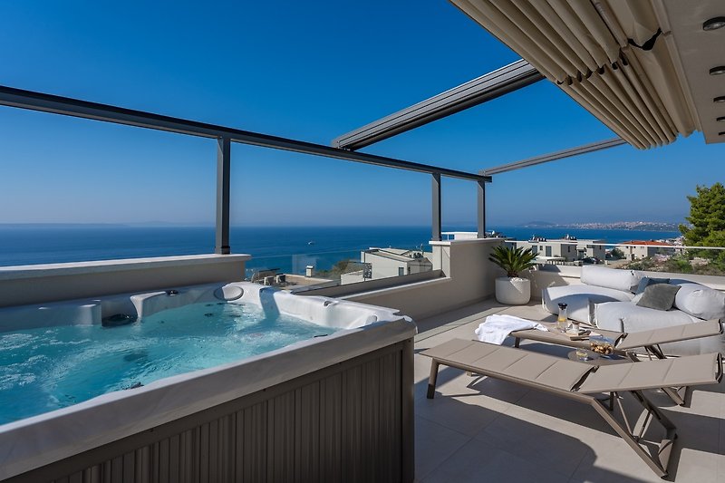 The Rooftop outdoors with Hot-Tub (Whirlpool)