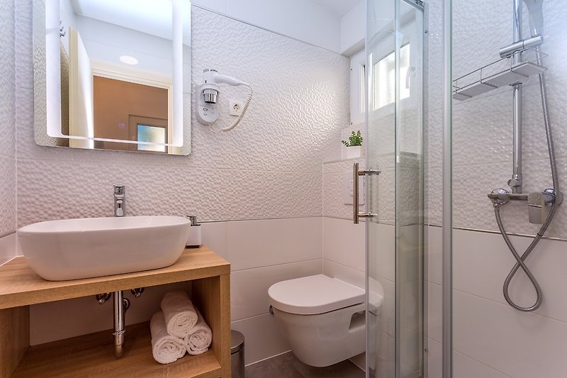 en-suite bathroom with shower in bedroom No.3