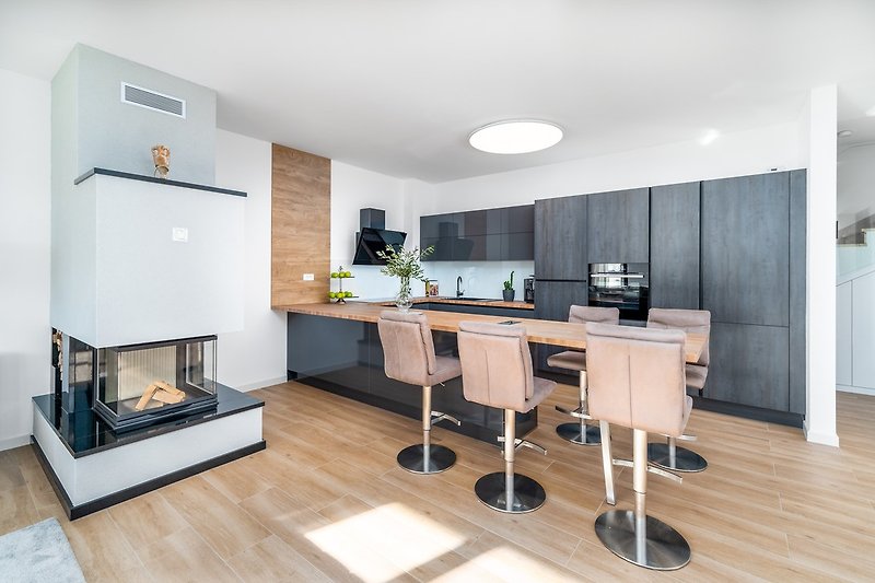 Fully equipped kitchen with a kitchen island, all the needed amenities a modern guest needs for daily use.